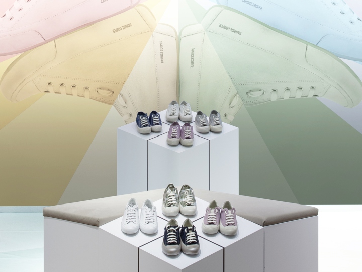 Detailaufnahme des Candice Cooper Schaufensters mit Schuhen in stilvollen Farben, erstellt von MORE PIOUS STUDIOS