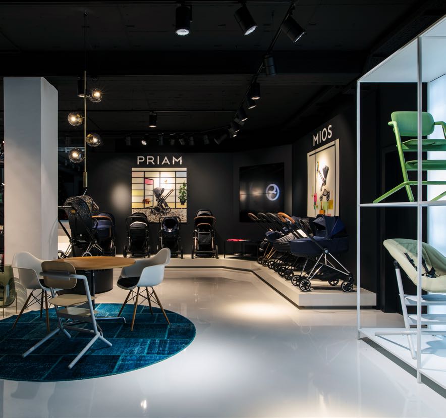 Hochwertig designte Ausstellungsfläche mit Kinderwagen von Cybex, entworfen von MORE PIOUS STUDIOS, Teil der POS- & Window-Kampagne für modernes Retail Design.