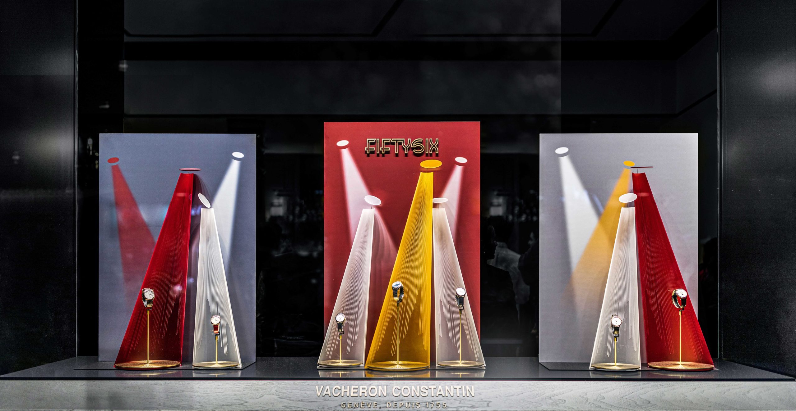 Vacheron Constantin Uhren-Display mit roten und gelben Lichtelementen