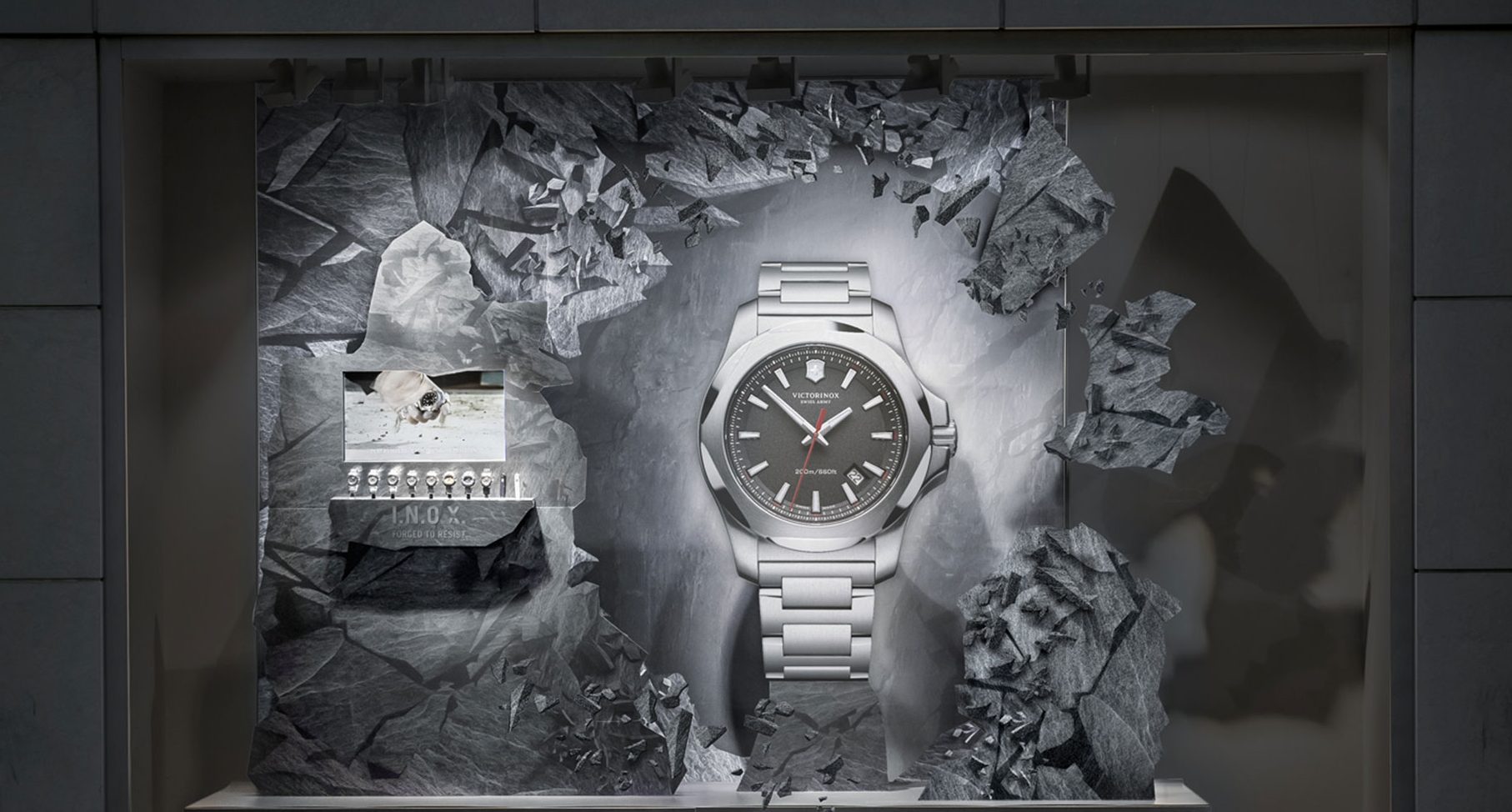 Vitrine mit Victorinox I.N.O.X. Uhr in Fels-Design-Installation